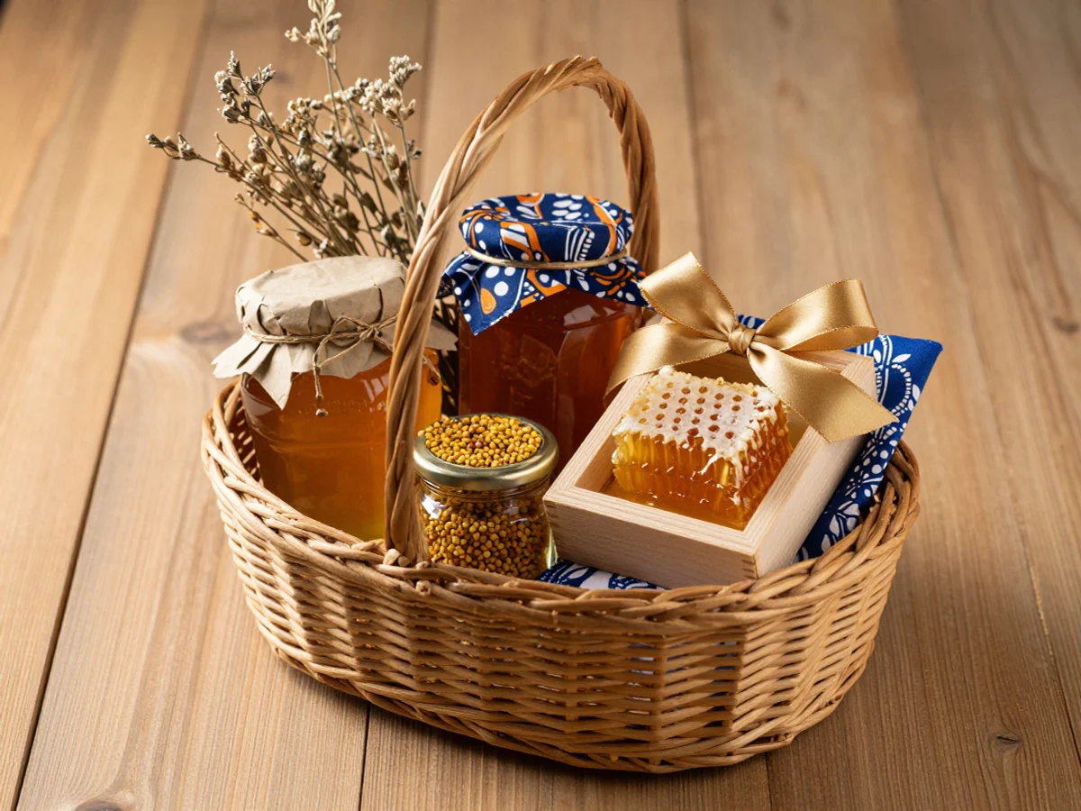 Paket hampers madu berpita emas; foto stok